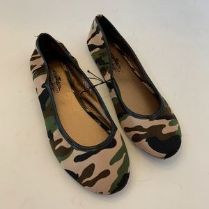 ✅ Charles Albert Camouflage Ballet Flats NWOT 7.5